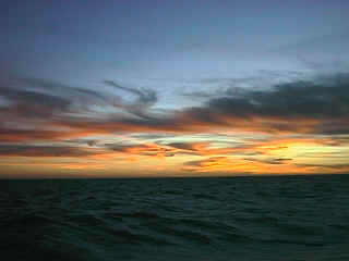 D04-02-SeaSunSet.jpg (81920 bytes)