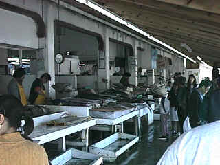 D10-03-FishMarket.jpg (73728 bytes)